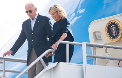 El presidente norteamericano Joe Biden y la primera dama Jill Biden bajan del Air Force One al llegar a Miami.