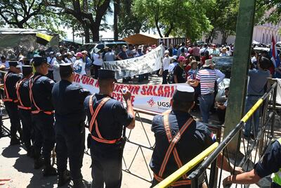 Funcionarios de la Universidad Nacional de Asunción se encuentran al costado de la Plaza de Armas, frente al Congreso Nacional.