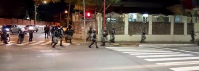 Los efectivos policiales rodearon anoche el perímetro de la cárcel del Buen Pastor para evitar posibles fugas durante los incidentes.