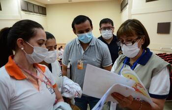 El trabajadores de la salud recibiendo instrucciones en el salón auditorio municipal Mauro Céspedes.