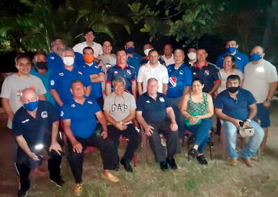 Autoridades de la Federación Paraguaya de Fútbol de Salón y los árbitros agremiados en la Asociación, quienes piden el retorno de las competencias.