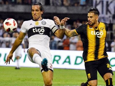 Roque Santa Cruz, de nuevo presente en los goles para el empate de Olimpia ante Guaraní, frente a Javier Báez.
