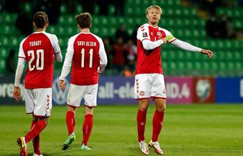 Simon Kjaer, capitán de Dinamarca, celebra su gol contra Moldavia.