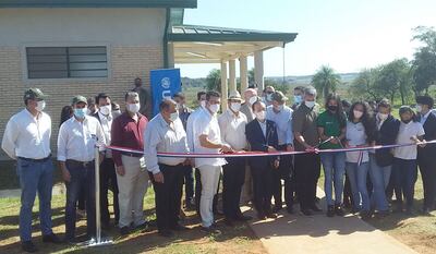 Mario Abdo Benítez y comitiva, bien aglomerados, como no hubiese pandemia, ayer en la inauguración de las mejoras del Colegio Agromecánico Idilio Castiglioni de Itacurubí del Rosario.