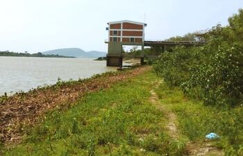 La actual bajante complicó la toma de agua del acueducto.