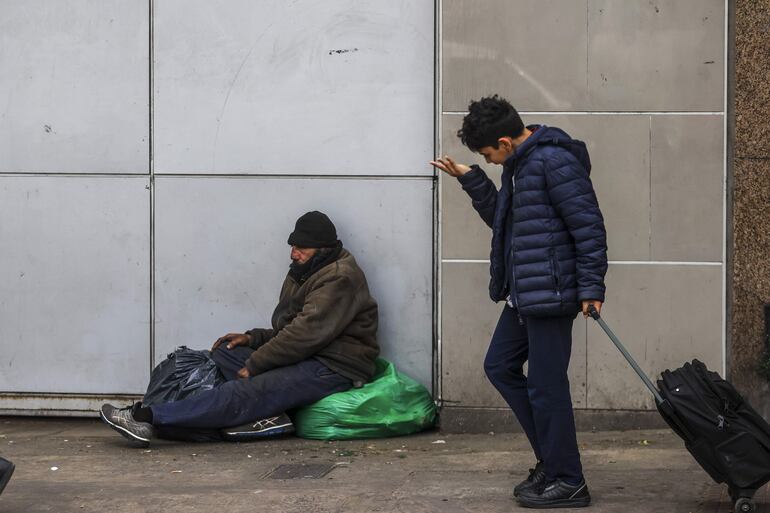 Un adulto mayor en situación de calle en una calle céntrica, en Buenos Aires (Argentina). 