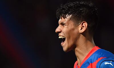 Robert Morales, delantero de Cerro Porteño, celebra un tanto contra Curicó Unido por la revancha de la Fase 2 de la Copa Libertadores en el estadio General Pablo Rojas de Asunción, Paraguay.