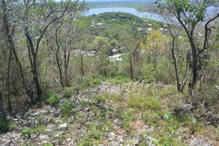 La poblaciòn vista desde la cima del Mirador Mariano, donde encuentra la figura de la virgen de Caacupe.