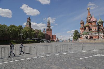 Policías rusos de guardia cerca del Kremlin en Moscú, Rusia, este jueves. Según el Servicio de Prensa Presidencial de Rusia, dos vehículos aéreos no tripulados atacaron el Kremlin en la noche del 02 Puede. El Kremlin acusó a Kiev de llevar a cabo el ataque con drones contra la residencia del presidente ruso, y agregó que los drones fueron desactivados y se estrellaron en los terrenos del Kremlin sin causar víctimas ni daños. El Kremlin describió la acción como un "ataque terrorista planificado y un intento de asesinato contra el presidente", y señaló que el presidente no resultó herido. Se han introducido restricciones a los vuelos de drones en unas 40 regiones de Rusia.