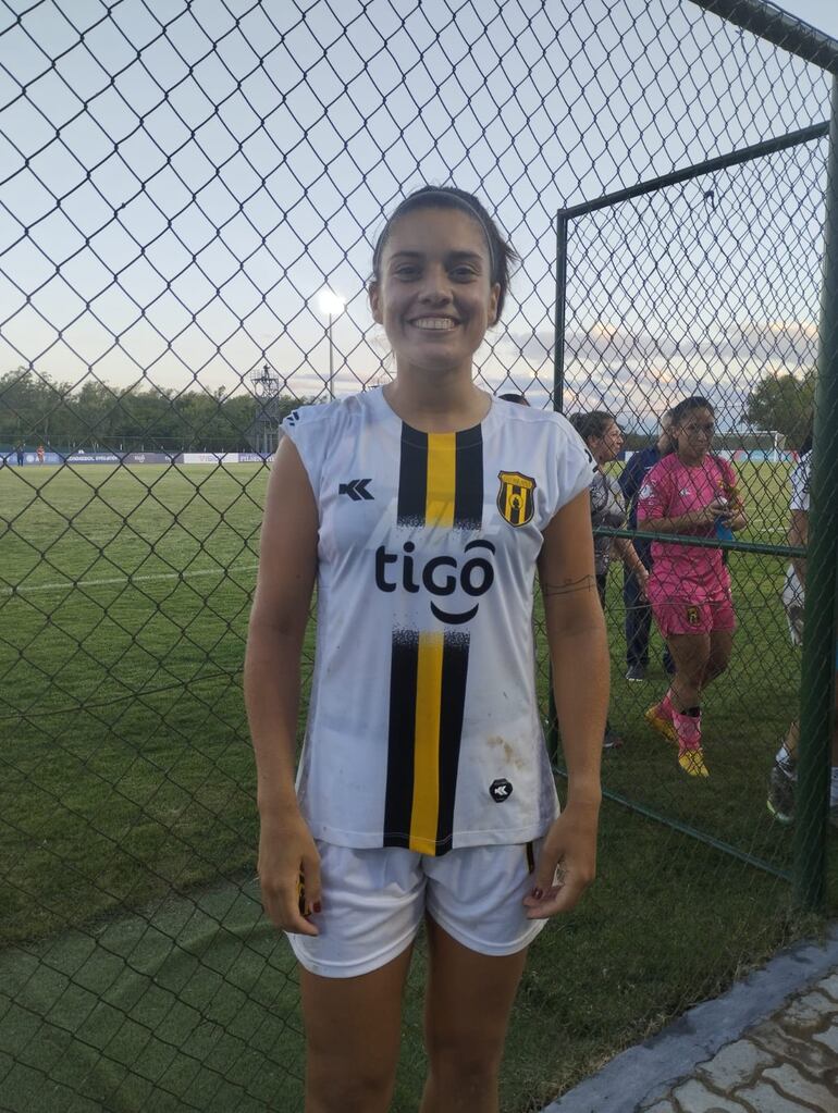 La aurinegra Angie Delgado, autora de dos goles para la goleada