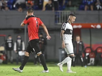 Óscar Cardozo (i) y Derlis González (d) se cruzan durante la tanda de los penales entre Libertad y Olimpia por la Copa Paraguay.