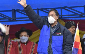 El presidente de Bolivia, Luis Arce (C).