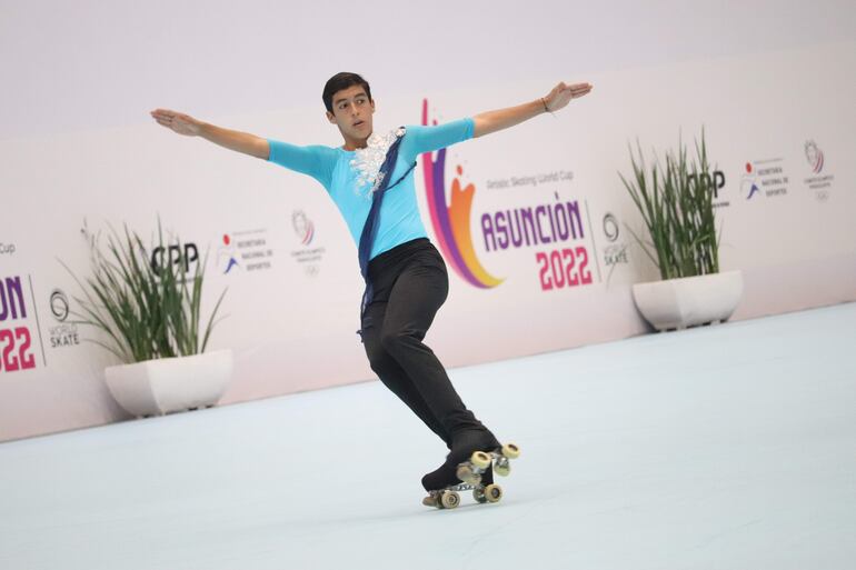 Roberto Otazú demostró todo su talento a lo lardo de la pista del Arena SND, ayer en el Mundial de Patinaje Asunción 2022.
 Foto: CPP
