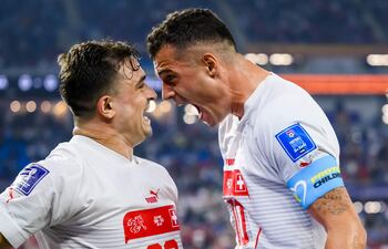 Xherdan Shaqiri (I) celebra con su compañero Granit Xhaka tras anotar el primero gol para Suiza.
