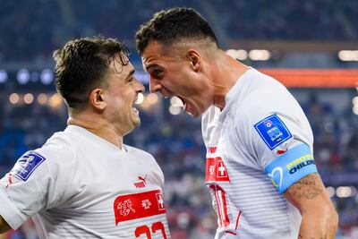 Xherdan Shaqiri (I) celebra con su compañero Granit Xhaka tras anotar el primero gol para Suiza.