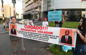 Saeed Hamad Al Marri, encargado de negocios de Catar en Paraguay, es escrachado y denunciado por presunto abuso sexual de su empleado frente al hotel Sheraton de Asunción durante la celebración del día de Catar.