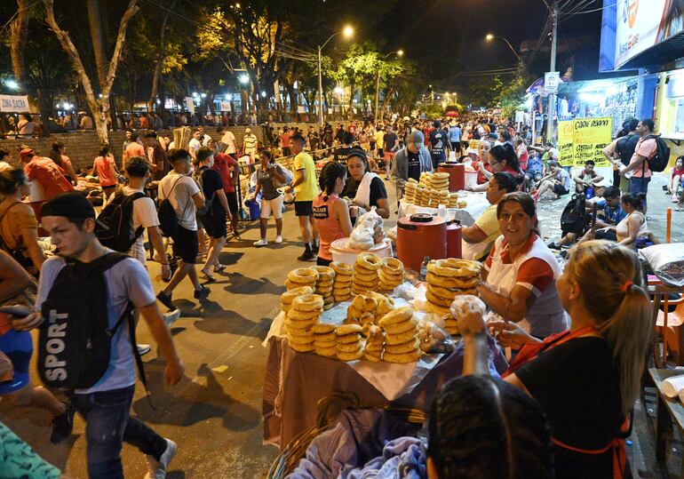 Infaltable fila de chipas y ajakas en las principales calles de la Basílica. 