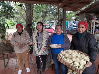 Las habilidosas mujeres emprendedoras residen en la compañía Caacupemí de Atyrá, y realizan maravillosos trabajos.