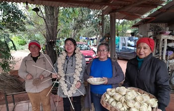 Las habilidosas mujeres emprendedoras residen en la compañía Caacupemí de Atyrá, y realizan maravillosos trabajos.