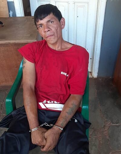 Jorge Osmar Melgarejo Benítez aparece esposado en la comisaría local, adonde fue llevado para su identificación.