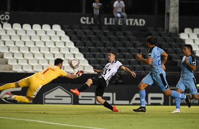 Acción del gol de Enso González, de Libertad, ante Resistencia en La Huerta.