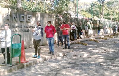 Ya no se ven las largas filas de usuarios frente a la ANDE, pero todavía siguen recibiendo algunos reclamos por estimaciones o falta de lectura de los medidores, reconoció el gerente comercial.