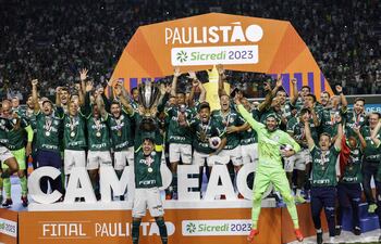 BRA50. SAO PAULO (BRASIL), 09/04/2023.- Jugadores de Palmeiras celebran al ganar el Campeonato Paulista ante Água Santa hoy, en el estadio Allianz Parque de Sao Paulo (Brasil). EFE/ Isaac Fontana