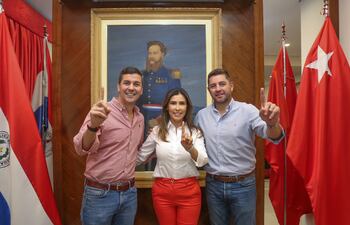Norma Zárate de Monges, candidata a la Gobernación de Paraguari por el Partido Colorado, habla de sanar las heridas para que haya abrazo republicano. En la foto posa junto a Pedro Alliana y al presidenciable Santiago Peña.