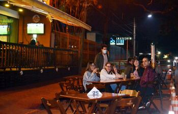 Los bares tuvieron la oportunidad de ubicar sus mesas y sillas en las calles, como apoyo a la reactivación económica del sector.