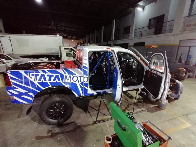 En plena tarea de culminación del Tata Xenón que será utilizado por Luis Peña y Walter Martínez en Camionetas.