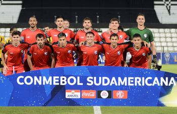 Jugadores de Danubio forman, en un partido de la fase de grupos de la Copa Sudamericana entre Guaraní y Danubio en el estadio Manuel Ferreira, en Asunción (Paraguay). EFE/ Daniel Piris