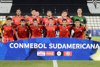Jugadores de Danubio forman, en un partido de la fase de grupos de la Copa Sudamericana entre Guaraní y Danubio en el estadio Manuel Ferreira, en Asunción (Paraguay). EFE/ Daniel Piris