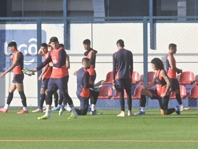 Los jugadores de Cerro Porteño en el entrenamiento matutino en la Ollita.