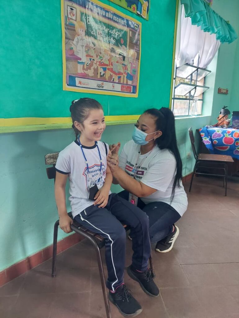 Los alumnos se acercaron a la institución desde tempranas horas para la aplicación de las vacunas.