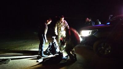 Buzos de la Armada Paraguaya siguen trabajando en las tareas de rescate de la camioneta que quedó completamente sumergida en el sub embalse del arroyo Tacuary.
