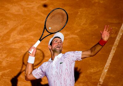 El serbio Novak Djokovic al servicio en el duelo de octavos de final ante su compatriota Krajinovic, ayer en Roma. (AFP).