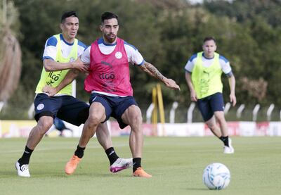 Gabriel Ávalos Stumpfs, chaleco rojo, en su primer entrenamiento con la selección paraguaya, acá junto con Fabián Balbuena.