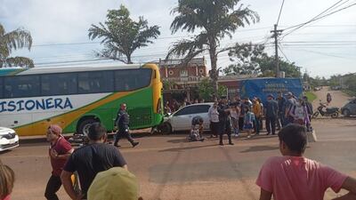 En cuadruple choque joven motociclista queda mal herido