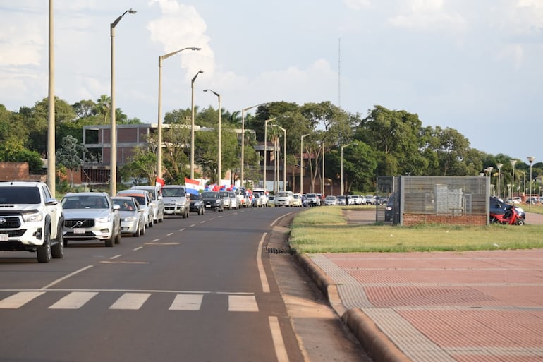 Caravana del sector gastronómico y hotelero y reunión frente a la réplica de la estación del ferrocarril.