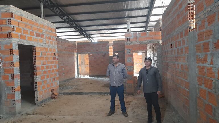 El ingeniero Félix Grau y el arquitecto Rubén Ayala, explicando las características de la obra.