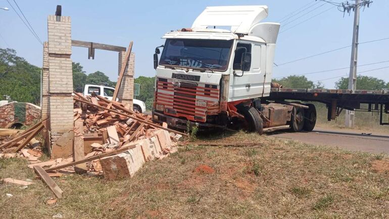 El camión de gran porte fue a parar contra un refugio de pasajero que a esa hora por suerte nadie se encontraba en el lugar
