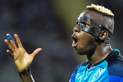 Víctor Osimhen, delantero nigeriano del Napoli, reclama luego de que el árbitro le anuló un gol contra la Fiorentina.