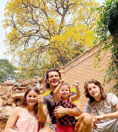 Con el lapacho amarillo de fondo, Nelson es custodiado por sus herederos.