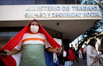 Un trabajador protesta frente a la sede del Ministerio del Trabajo. (Imagen de archivo).