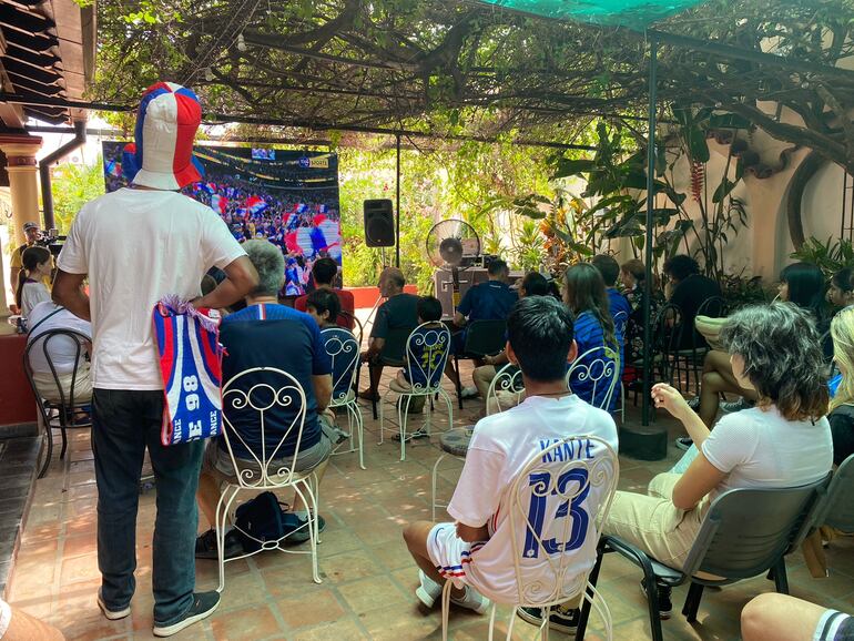 Así vibran los franceses viendo la final del Mundial Qatar 2022, en la Alianza Francesa.