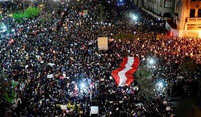 Miles de peruanos salieron a las calles de Lima y otras ciudades del país para exigir el final de  la inestabilidad política.
