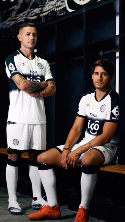 Derlis Alberto González (i), quien está en etapa de recuperación de su lesión, e Iván Arturo Torres portan la nueva vestimenta franjeada.