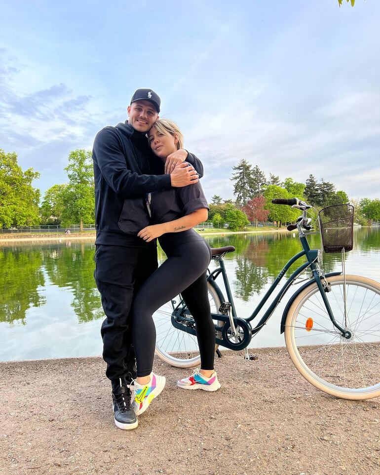 Con esta postal Mauro Icardi saludó por Pascuas a sus seguidores. Se ve muy enamorada a la parejita en las últimas semanas. (Instagram/Mauro Icardi)