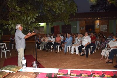 Alejandro González explicando detalles de sus libros, fue durante la presentación en la Escuela Julia Acosta de González.