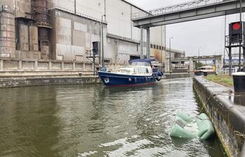 En el casco viejo se ven algunas de esas fachadas estrechas y alargadas típicamente belgas con notas de Art-nouveau. En los alrededores hay fábricas abandonadas, barriadas descuidadas con casas de ladrillo, grafitis y escombros. Se intuye que hubo tiempos mejores. Esto es, a grandes rasgos, lo que unos ojos extraños se encuentran al llegar a orillas de Sambre para recorrer Charleroi, un municipio a 50 kilómetros al sur de Bruselas, en Valonia, con fama de ser una monstruosidad estética.